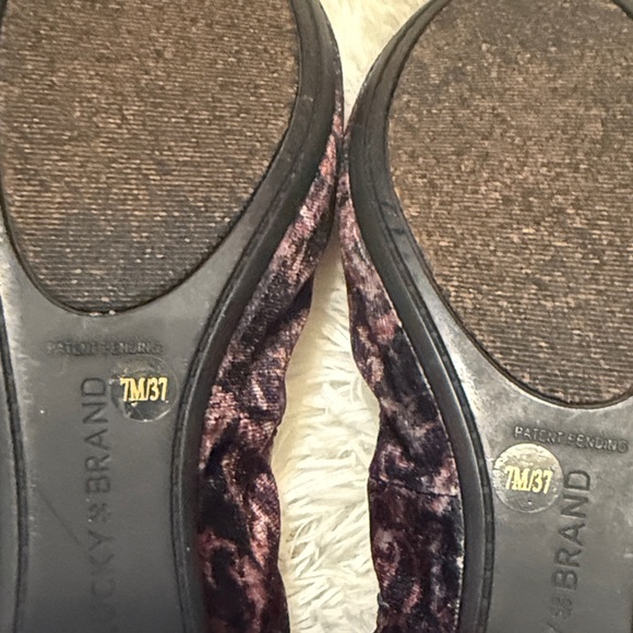 Lucky Brand Women's Black and Burgundy Flats - Picture 2 of 5